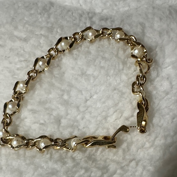 Vintage Gold toned chain link Pearl Bracelet - Picture 8 of 15